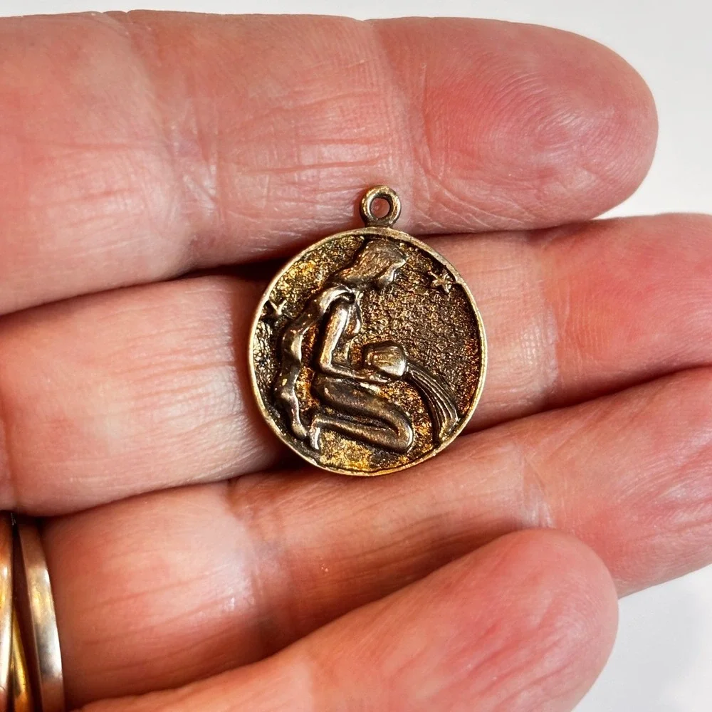 Vintage Aquarius Zodiac Sign Pendant Gold Tone Round Astrology‎ Charm Pendant